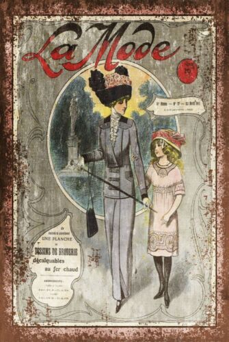 Vintage Fashion La - 「ラ・モード」雑誌のイメージを使用した、ヴィンテージスタイルのレトロな金属製サイン。フランスのファッションブティック向け。